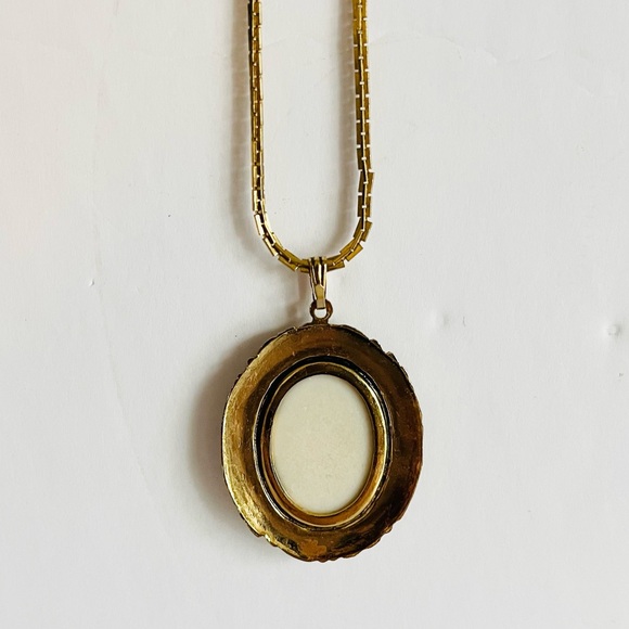 Vintage Gold Tone Hand Painted Pansy Porcelain Pendant Necklace - Picture 3 of 7